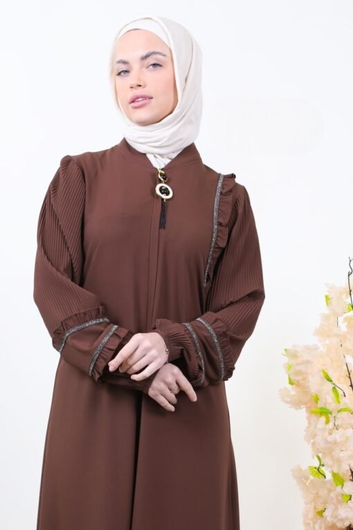 ⁦عباية فاخرة بتصميم عصري وأكمام مميزة⁩ - الصورة ⁦3⁩